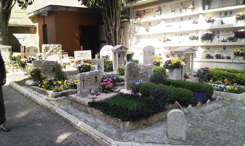 Tombs, family vaults and sarcophagus type tombs